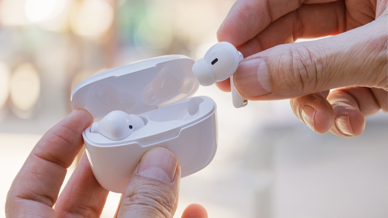 5 Top Rated AirPods Alternatives For iPhone Users