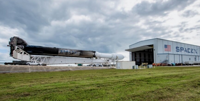 SpaceX Falcon Heavy Rolled Back to Hanger to Fix Technical Problem