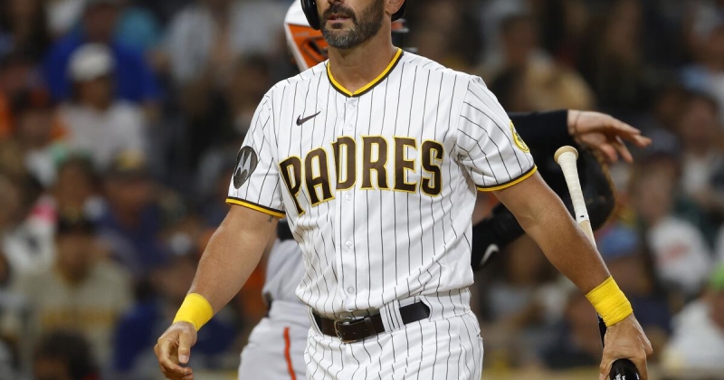 Padres get ‘dollar versatility’ by trading Matt Carpenter, Ray Kerr to Braves for small leaguer -Tribune