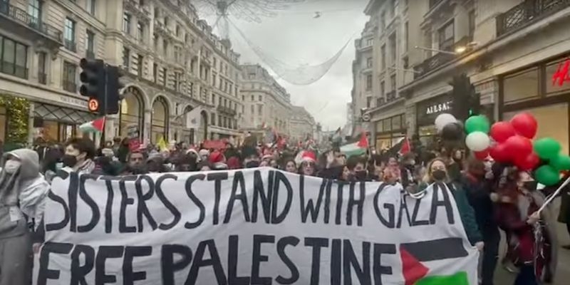 London shops required to lockdown on hectic Christmas shopping day amidst anti-Israel demonstrations