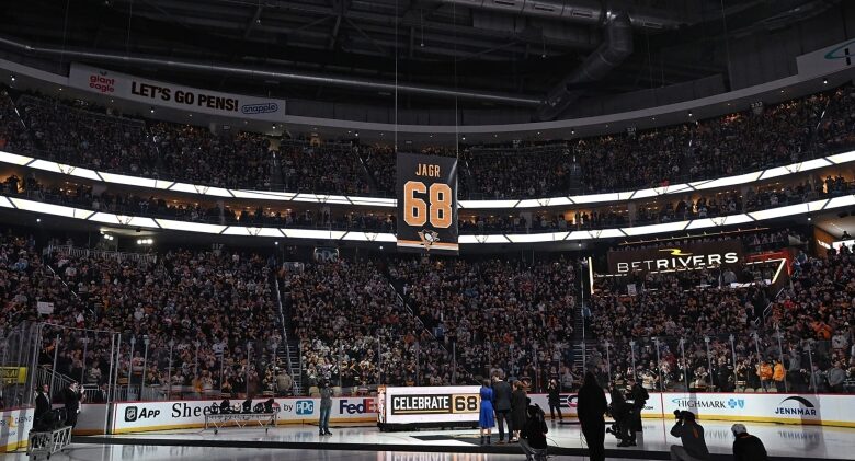 <aVideo: Jaromir Jagr's No. 68 Jersey Retired by Penguins After 2 Stanley Cup TItles