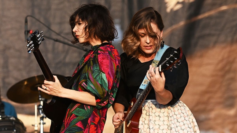 “We tune to C#, which produces sourness. It’s not a tuning a great deal of guitar players wish to remain in– it’s type of out of tune. We produce something expressive because harshness”: How Sleater-Kinney usage guitar as a representative of charm and turmoil