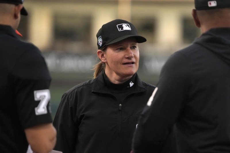 Jen Pawol ends up being very first lady to umpire MLB Spring Training video game considering that 2007