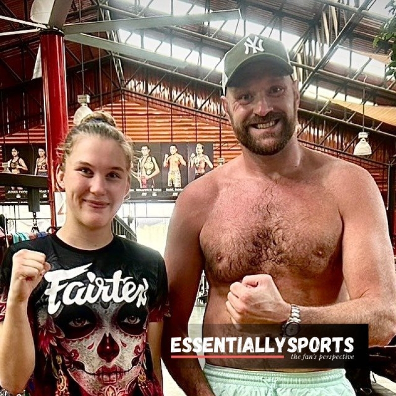 “He Doesn’t Know How Lucky He Is”– Fans Gush at Smilla Sundell Posing With Tyson Fury at Fairtex Training Center