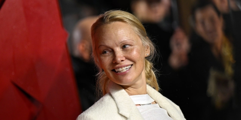 Pamela Anderson’s # 1 Beauty Tip Is Simple But Genius