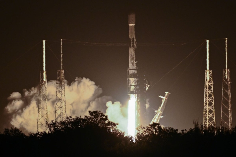 SpaceX introduces 23 Starlink satellites