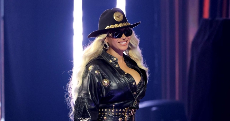 Beyonce Is a Chic Cowgirl at iHeartRadio Music Awards