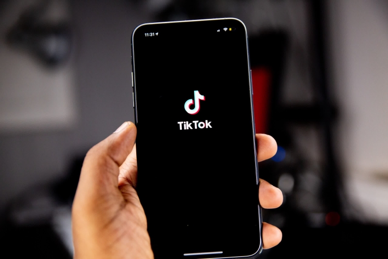 TikTok is pressing phony news signals about Taylor Swift and Shohei Ohtani as “Breaking”