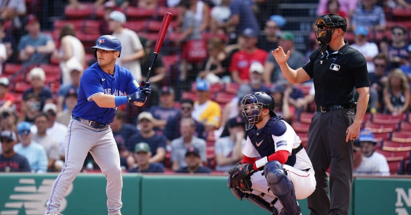 Danny Jansen ends up being very first MLB gamer to bet both groups in very same video game