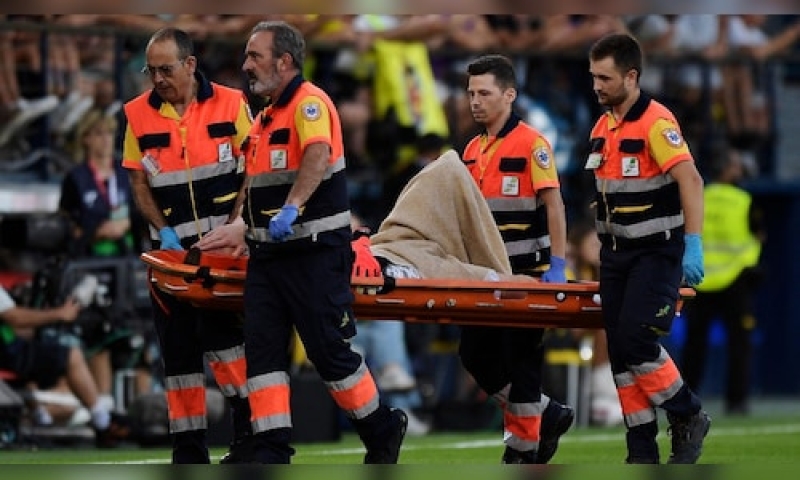 Barcelona goalkeeper Ter Stegen to go through surgical treatment on knee injury