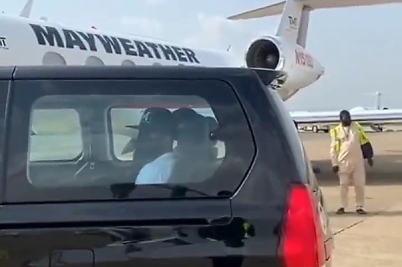 Throwback 2022: Mayweather Arrives Nigeria In Custom Private Jet, Chauffeured In Innoson Vehicle