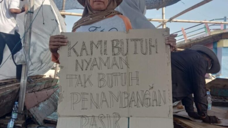 Javan fisherwomen lead battle versus marine dredging in the middle of worries of damage