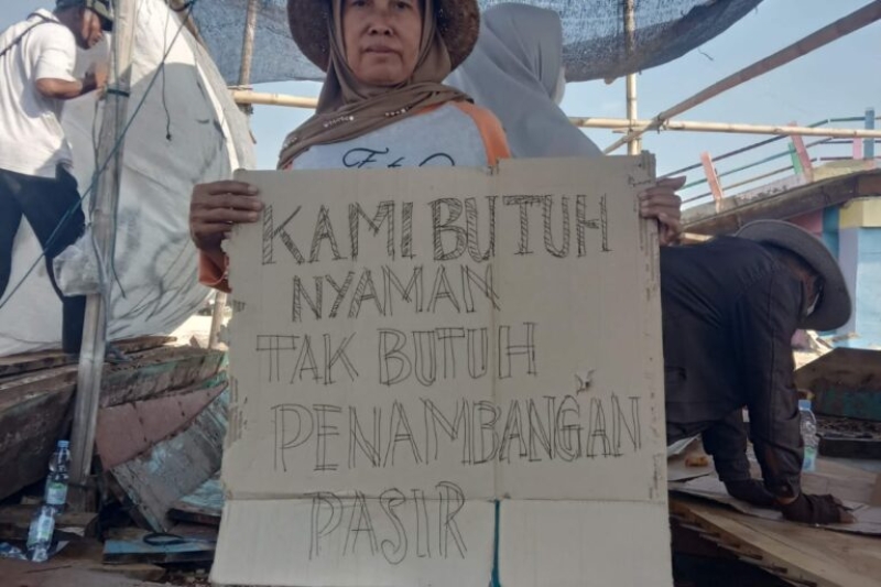 Javan fisherwomen lead battle versus marine dredging in the middle of worries of damage