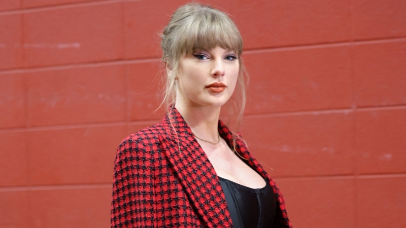 Taylor Swift Fans Think Her Security Guards Yelled at Photographers For a ‘Disturbing’ Reason