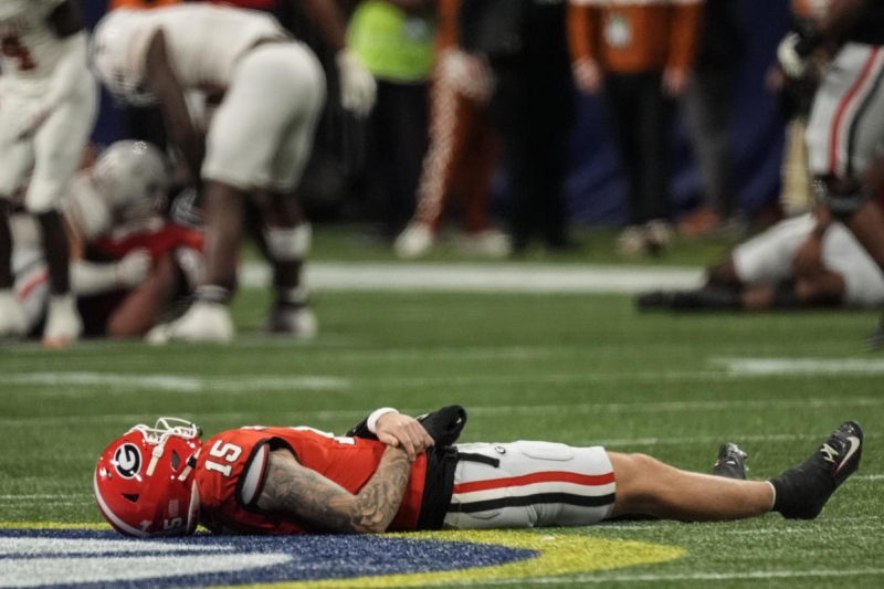 Georgia’s Carson Beck knocked out of SEC champion after hit at the end of the very first half