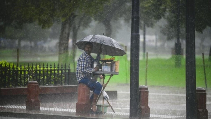 Rain lashes Delhi-NCR, most likely to bring reprieve from Air contamination; IMD states cold wave to follow from Dec 9