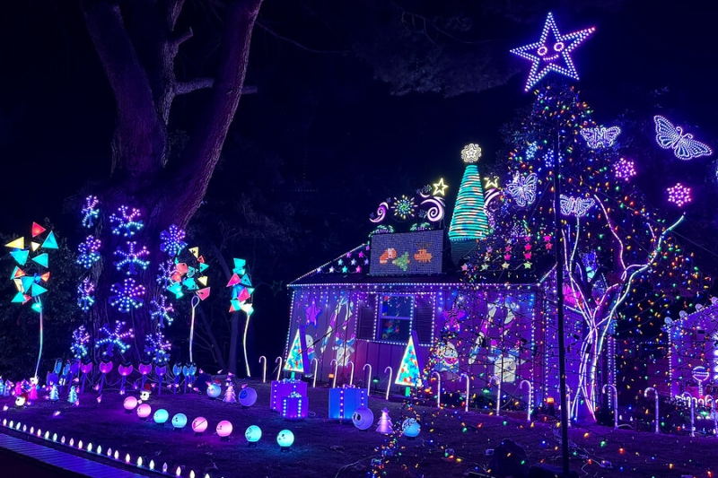 How a California area’s vacation lights bring a neighborhood together