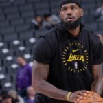 <aLakers' LeBron James Scores 32, Astounds NBA Fans in Win vs. De'Aaron Fox, Kings