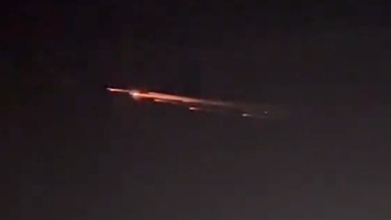 See a dead Chinese satellite burn up as a fantastic fireball in the night sky (video)