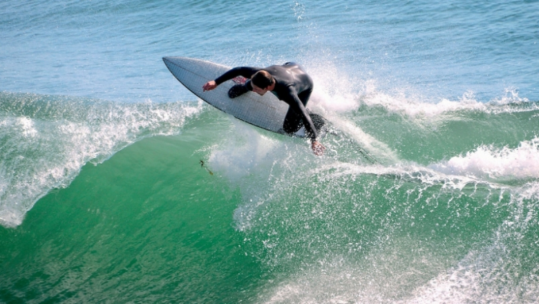 5 surfing hotspots for newbies around the globe