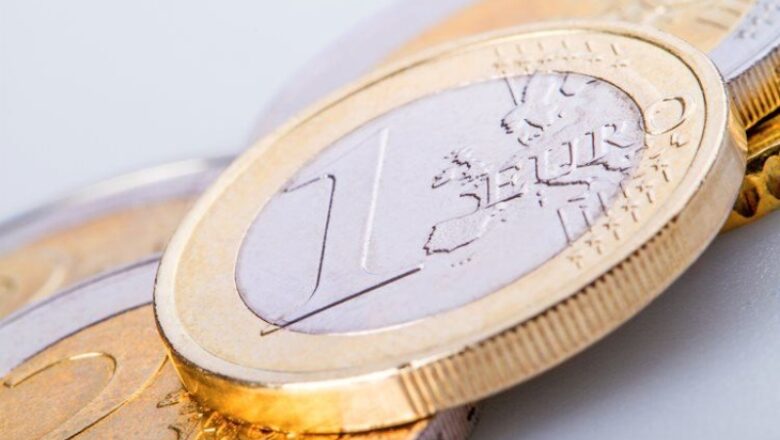 EUR/USD holds gains above 1.0400 as increasing chances of the ECB postponing more rate cuts