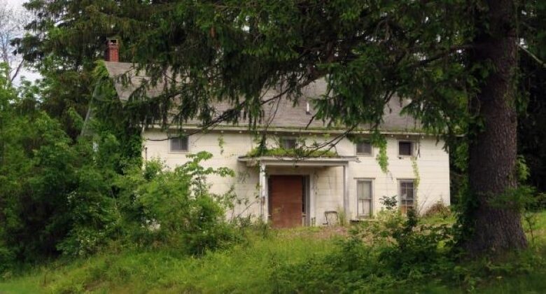 10 Shocking Tales of Bodies Found in Abandoned Houses