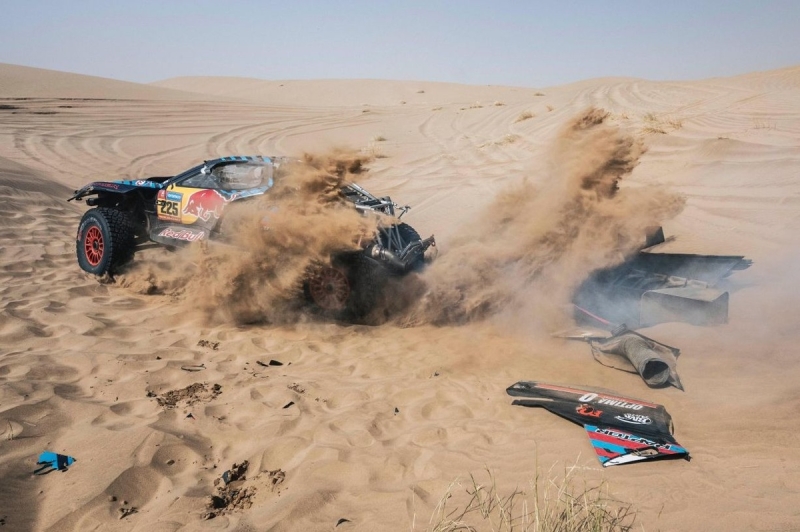 Sainz suffers rollover in essential 48-hour Dakar phase