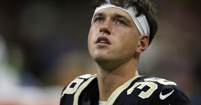 Saints re-sign K Charlie Smyth