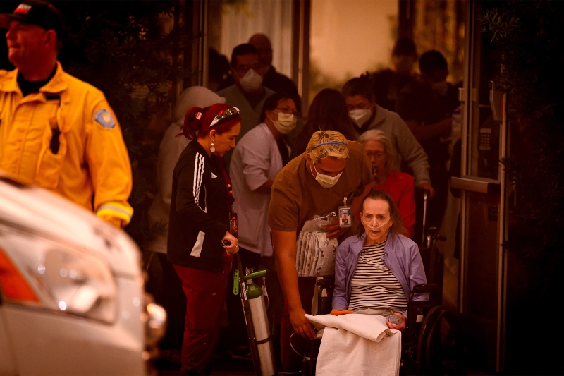 Médicos y enfermeras siguen haciendo su trabajo, mientras los incendios jaquean el sistema de salud de Los Ángeles