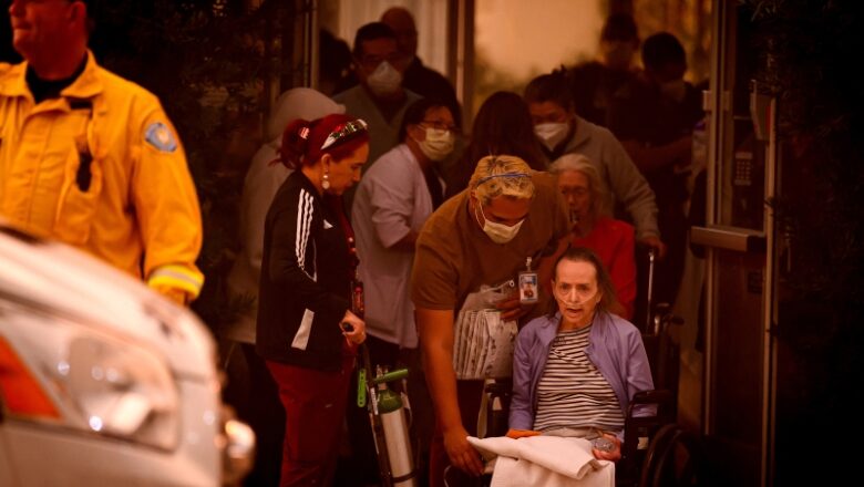 Médicos y enfermeras siguen haciendo su trabajo, mientras los incendios jaquean el sistema de salud de Los Ángeles